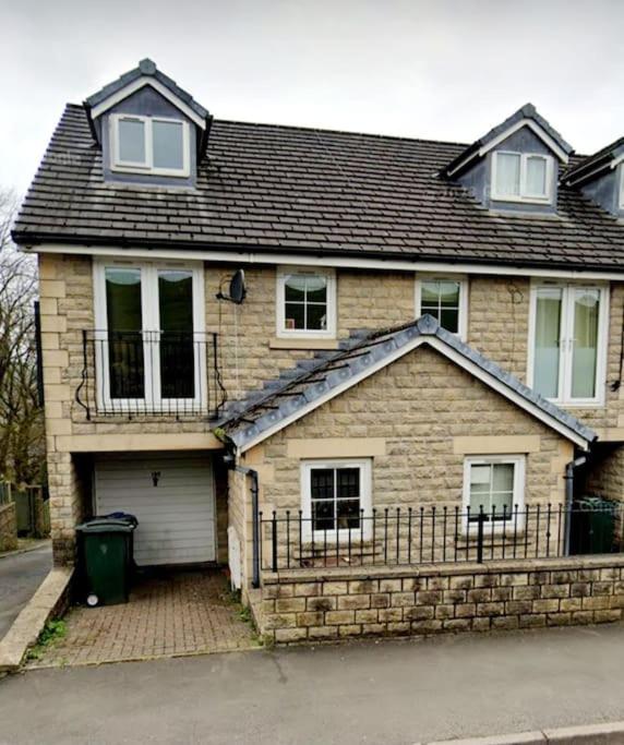 9 Guest 7 Beds Lovely House in Rossendale - Housity