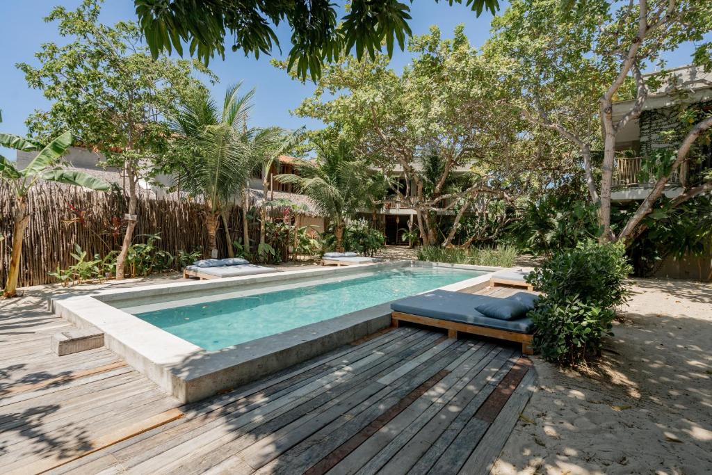 a swimming pool with a bench next to a house at Villa Mango Jeri in Jericoacoara