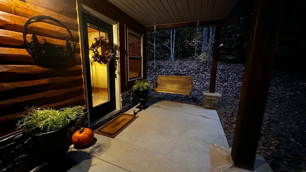 Fotografie z fotogalerie ubytování Appalachian Mountain Cabin-Updated-Private-Rafting on Ocoee River-Hiking-Waterfalls-WiFi-Pets OK v destinaci Murphy