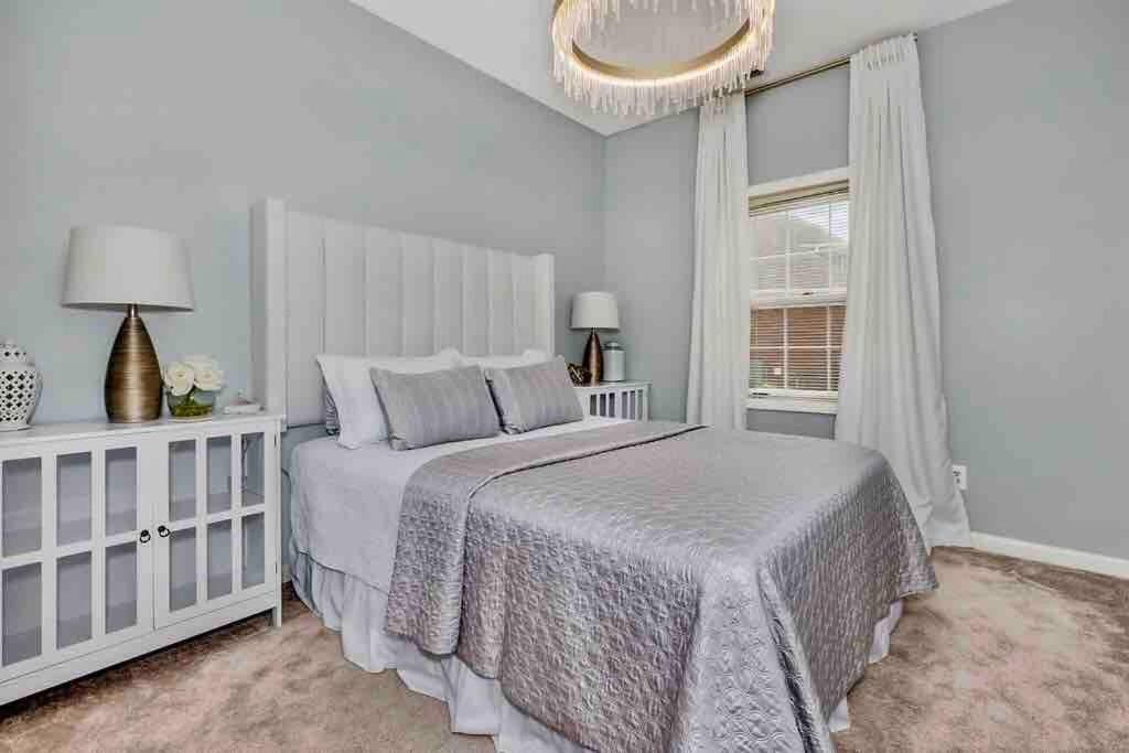 um quarto branco com uma cama e uma janela em Private Suite in Upscale Neighborhood em Huntsville