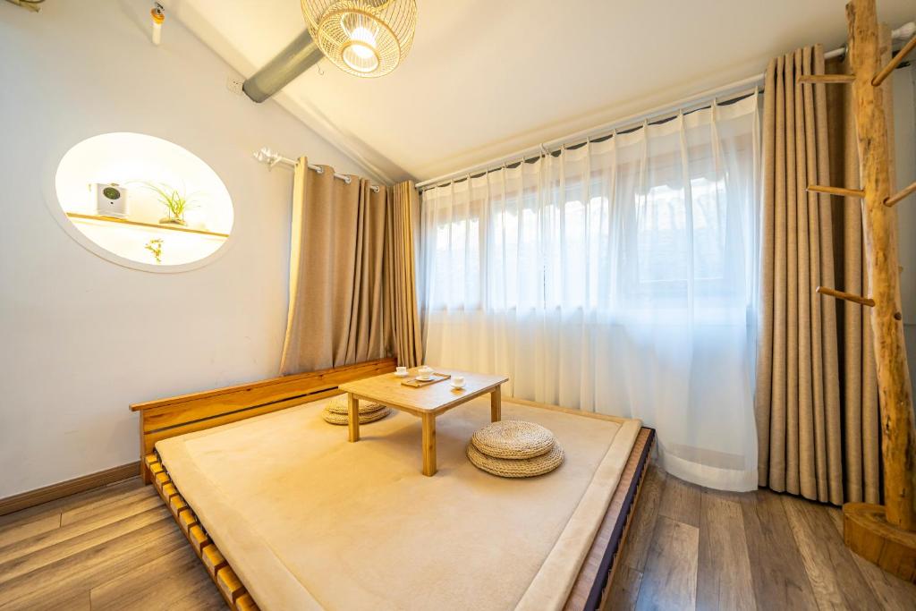 Llit o llits en una habitació de 小喜屋（西湖街店）