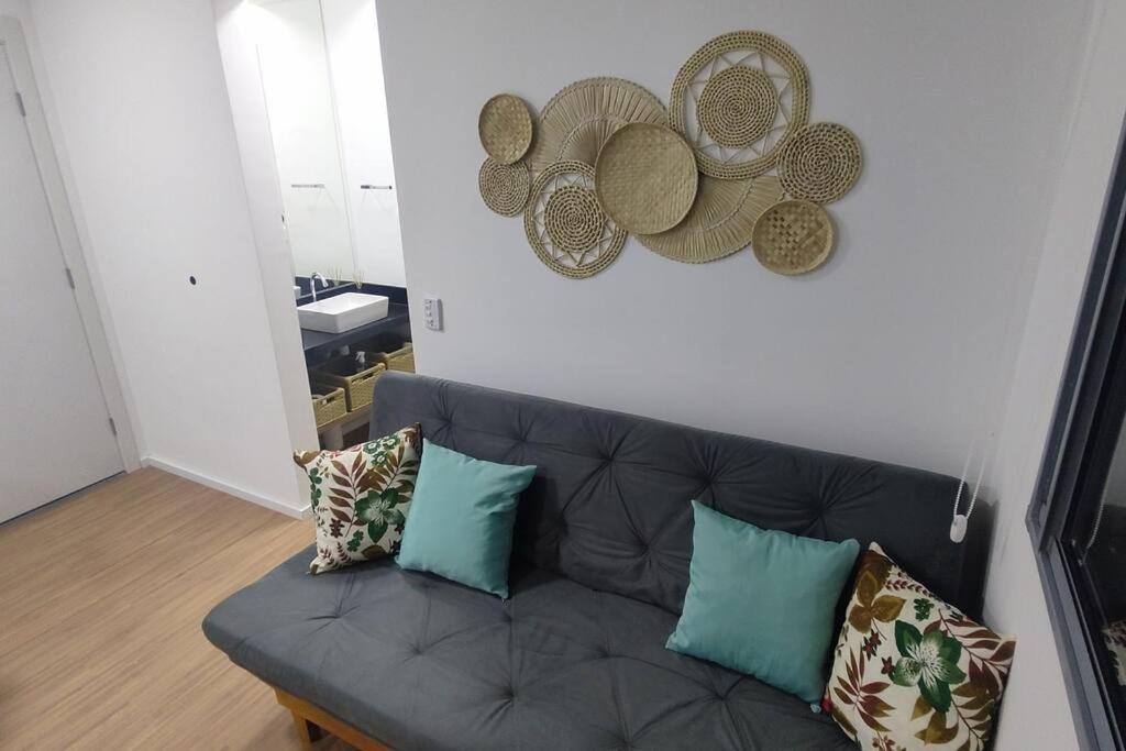 a living room with a couch and some hats on the wall at AP Allianz Parque Terminal Barra Funda in São Paulo