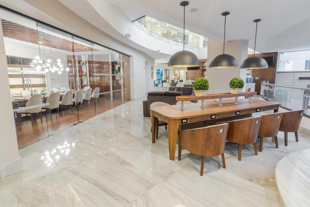 - une salle à manger avec une table et des chaises dans l'établissement Sheraton Quito, à Quito