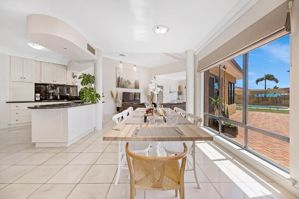 eine Küche und ein Esszimmer mit Tisch und Stühlen in der Unterkunft Your Sunny Pool & Ocean Escape in Coogee