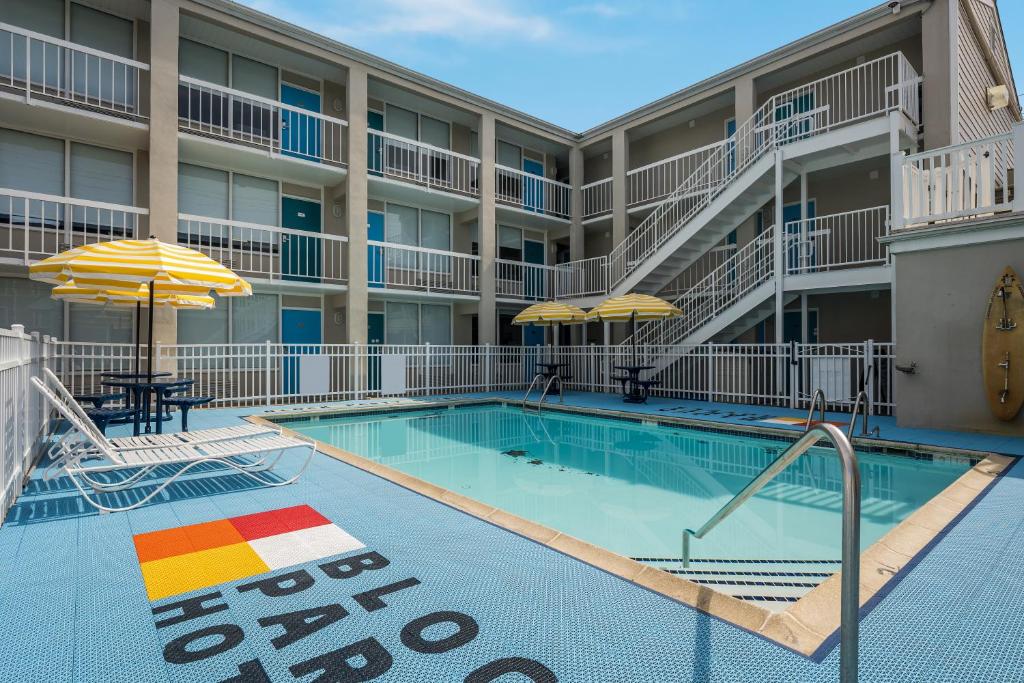 uma piscina no pátio de um edifício de apartamentos em Atlantic Oceanside Dewey em Dewey Beach
