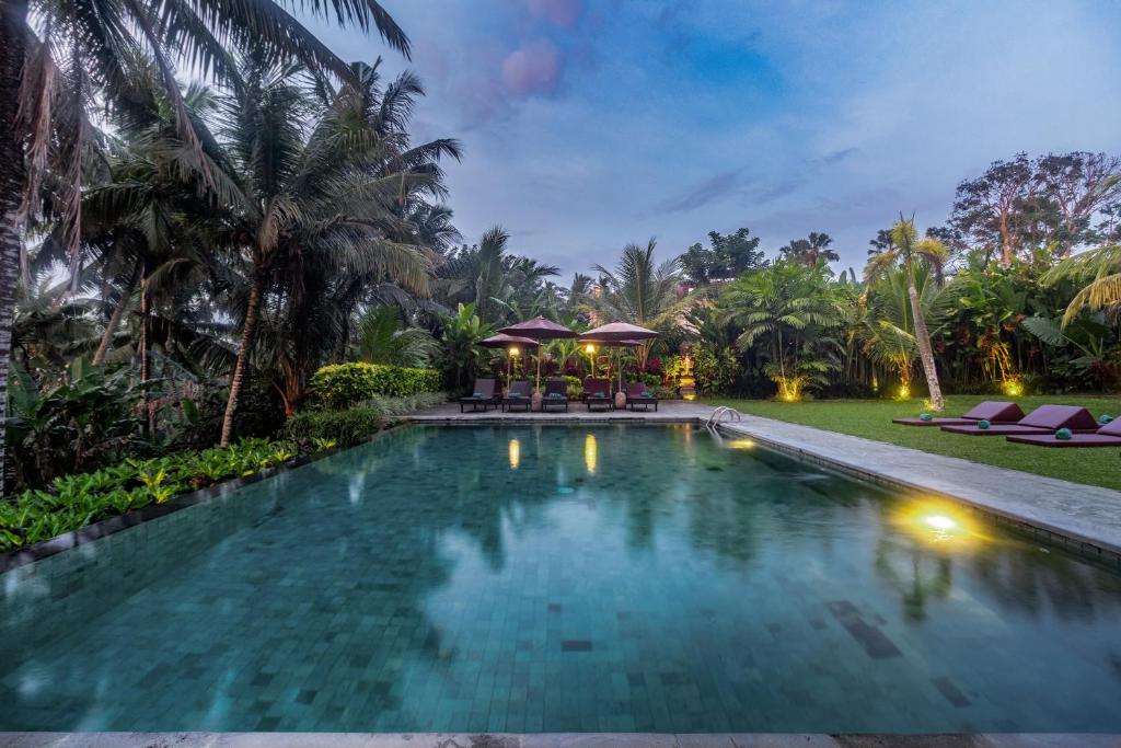- l'image d'une piscine dans une villa dans l'établissement Pertiwi Bisma Ubud, à Ubud