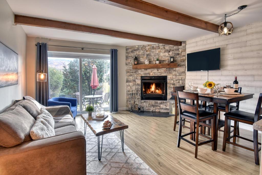 Зона вітальні в Elegant Apartment - View on Lake Tremblant & Mountain