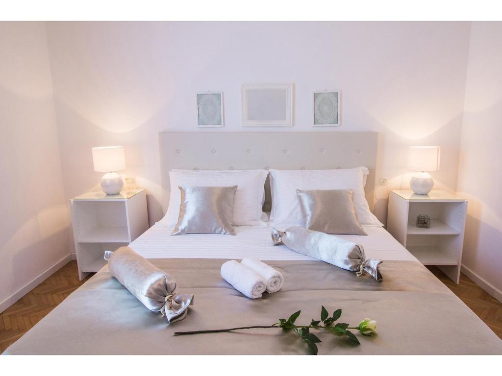 1 dormitorio con 1 cama con 2 almohadas en Residenza Apartments, en Split