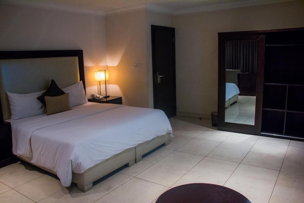 Postel nebo postele na pokoji v ubytování S & S Hotel & Suites