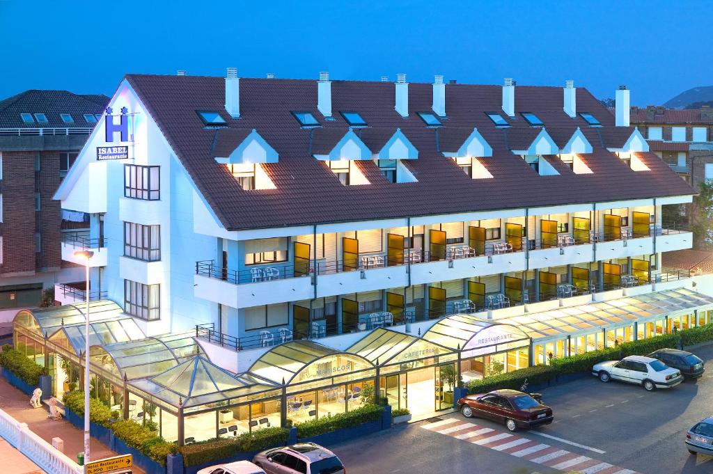 una representación de un hotel con un gran edificio en Hotel Isabel, en Isla
