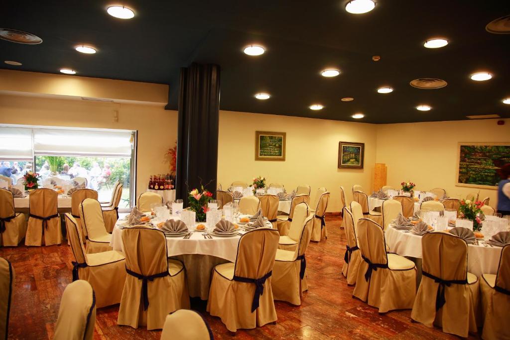Un restaurante o sitio para comer en Hotel Estrella Norte