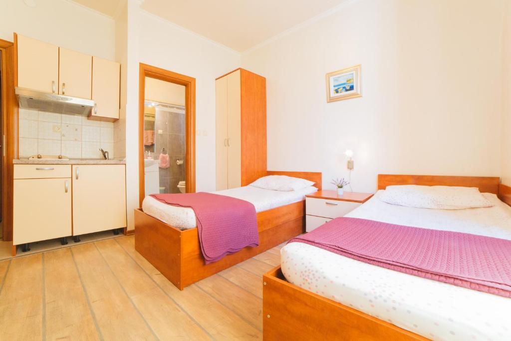 Cet appartement comprend une chambre avec deux lits et une cuisine. dans l'établissement Villa Spalatina, à Split