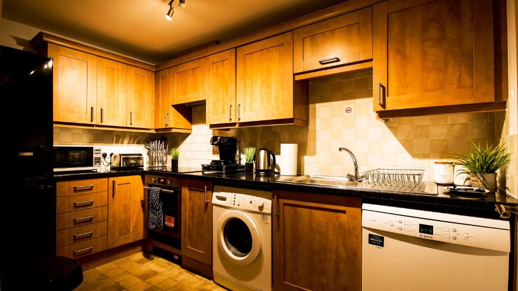 Kuchyň nebo kuchyňský kout v ubytování SOUTHAMPTON Central Apartments - Wise Stays