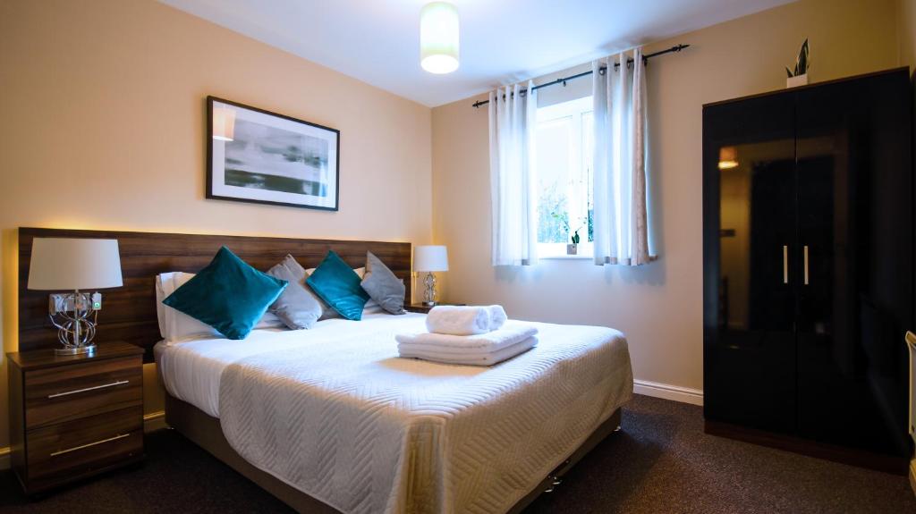 Postel nebo postele na pokoji v ubytování SOUTHAMPTON Central Apartments - Wise Stays