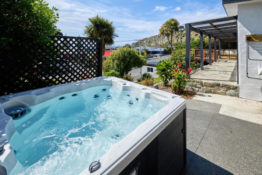 Hot Tub, Great Views, Close to Beach