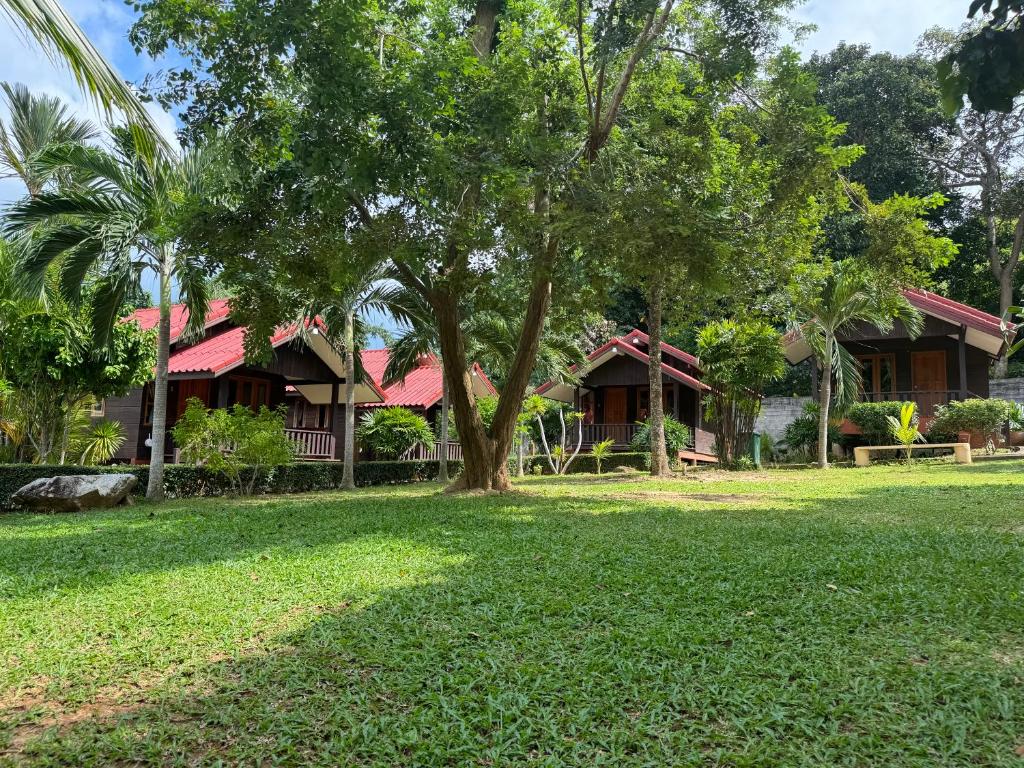 a house with a tree in the yard at Samed Garden Resort in Ko Samed