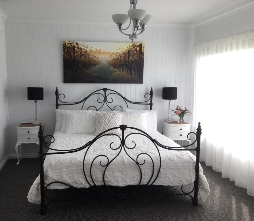 un dormitorio con una cama en blanco y negro y una pintura en Vineyard Views Rutherglen, en Rutherglen