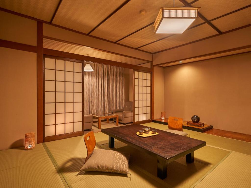 Istumisnurk majutusasutuses Ooedo Onsen Monogatari Ureshinokan