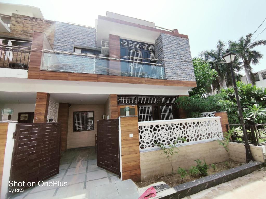 una casa con una puerta delante de ella en Sindhu Villa, en Lucknow