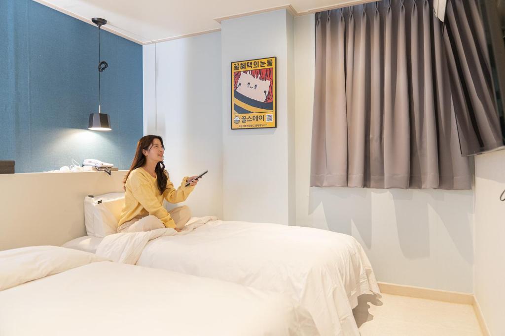 Postel nebo postele na pokoji v ubytování Uiwang Nine Hotel