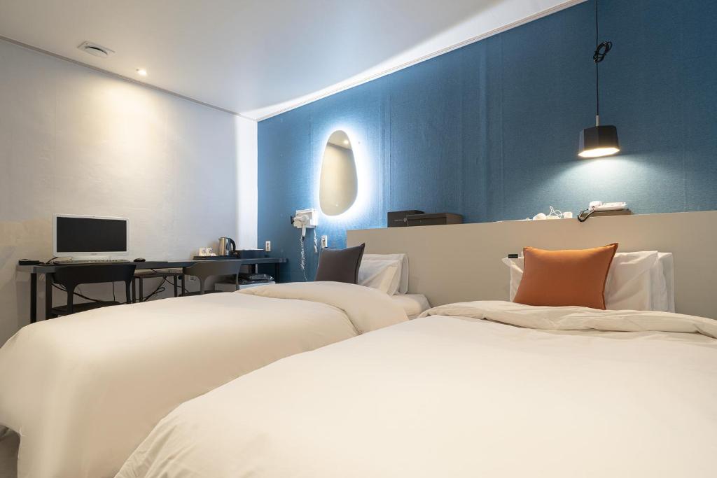 Postel nebo postele na pokoji v ubytování Uiwang Nine Hotel