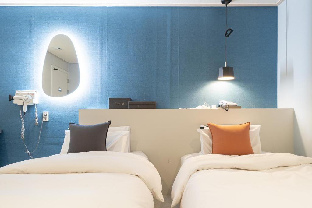 Postel nebo postele na pokoji v ubytování Uiwang Nine Hotel