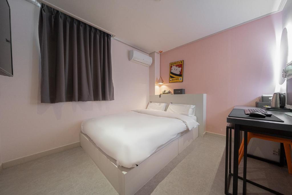 Postel nebo postele na pokoji v ubytování Uiwang Nine Hotel