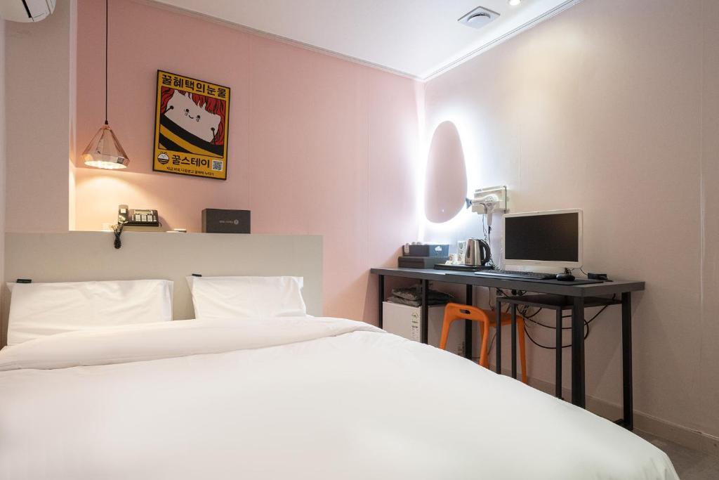 Postel nebo postele na pokoji v ubytování Uiwang Nine Hotel