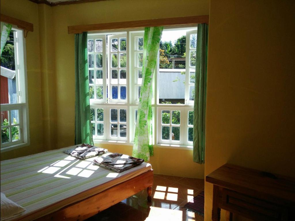 Postel nebo postele na pokoji v ubytování TRIPLE JS INN-SAGADA