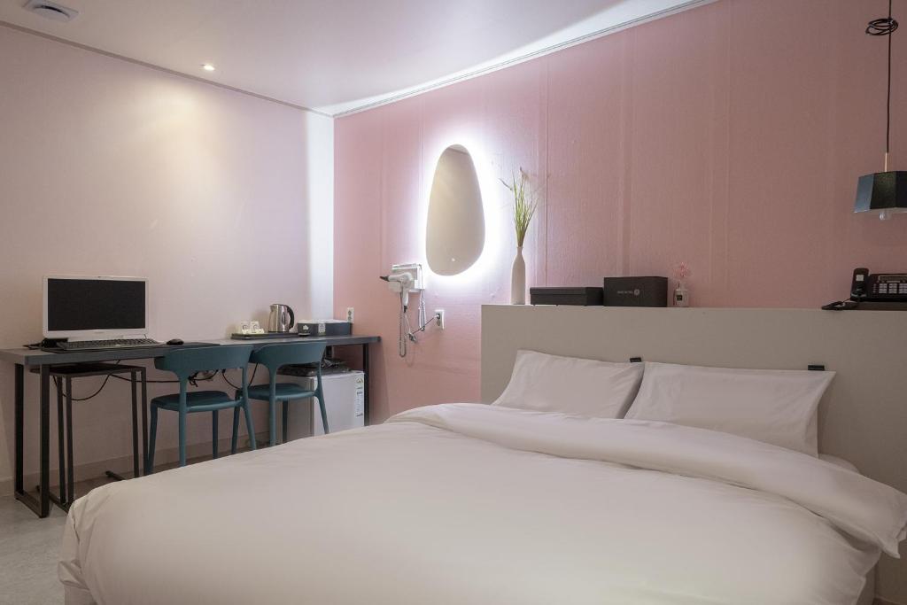 Postel nebo postele na pokoji v ubytování Uiwang Nine Hotel
