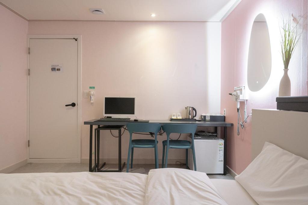 Postel nebo postele na pokoji v ubytování Uiwang Nine Hotel