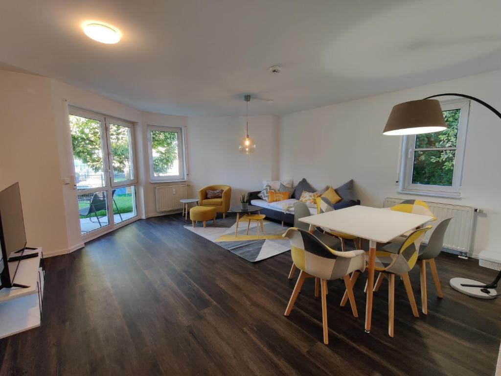 - un salon avec une table et des chaises dans l'établissement 85qm, 4 bedroom, parking, King-Bed, Wifi, Netflix, à Waiblingen