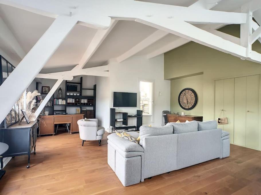 sala de estar con sofá y mesa en Appartement la cité, en Périgueux