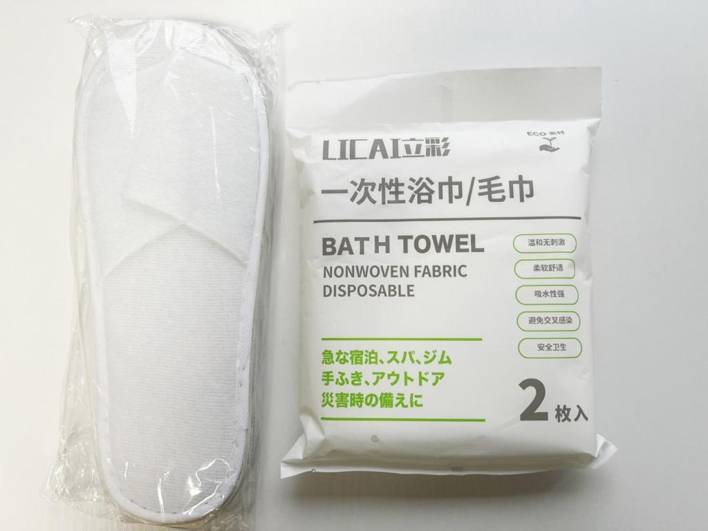 a pack of bath towels next to a pack of pills at 無料駐車場有車種制限有!USjまで近く!空庭温泉徒歩圏海遊館!最大7名 in Osaka