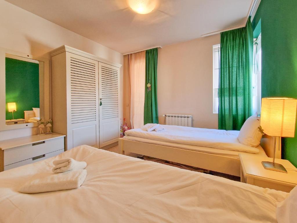 Postel nebo postele na pokoji v ubytování Bansko Royal Towers - 2BD Flat with Parking by Flat Mаnager