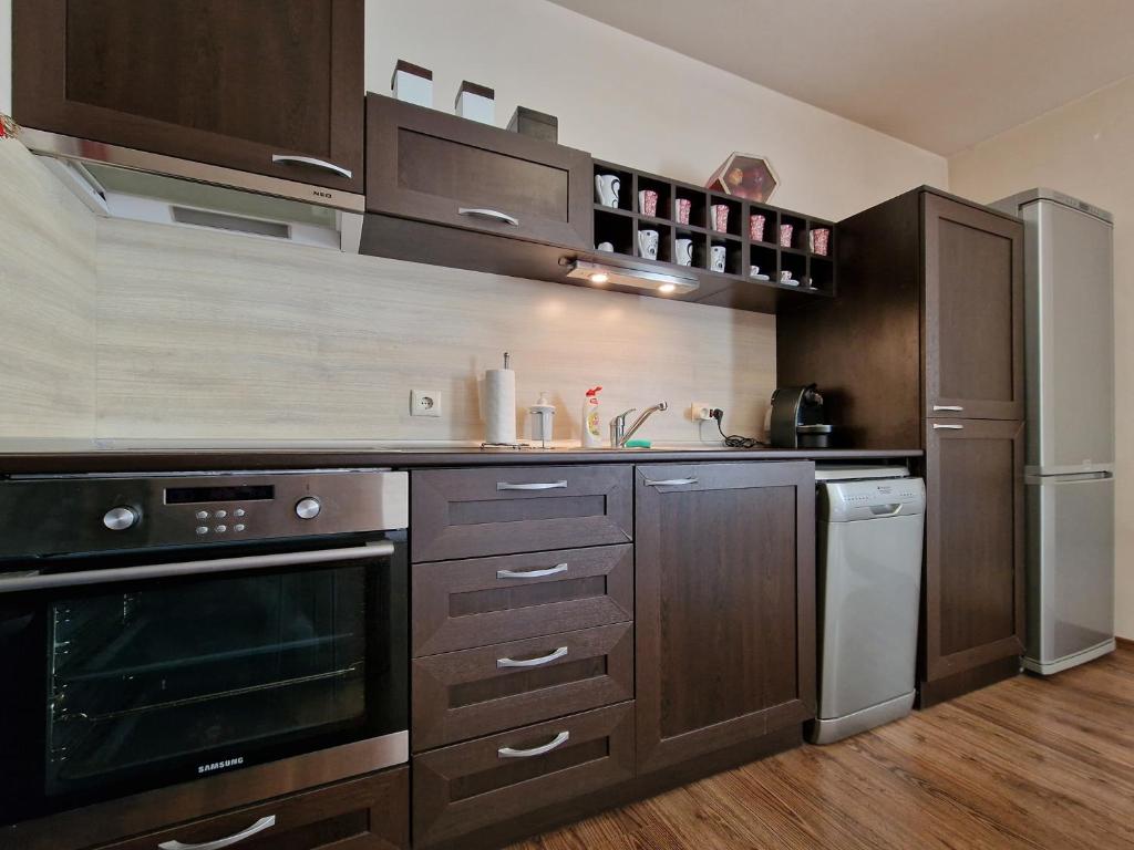 Kuchyň nebo kuchyňský kout v ubytování Bansko Royal Towers - 2BD Flat with Parking by Flat Mаnager