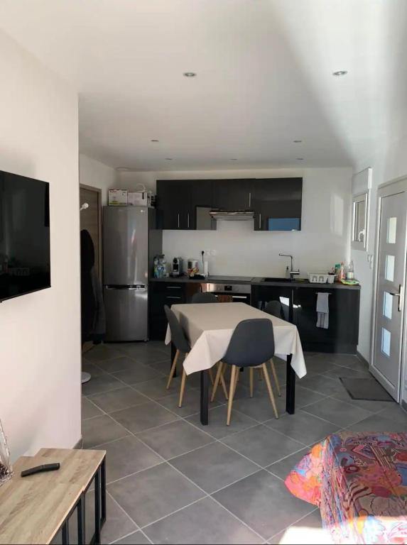 une cuisine et une salle à manger avec une table et des chaises dans l'établissement Appartement Orelle/Val Thorens, à Orelle