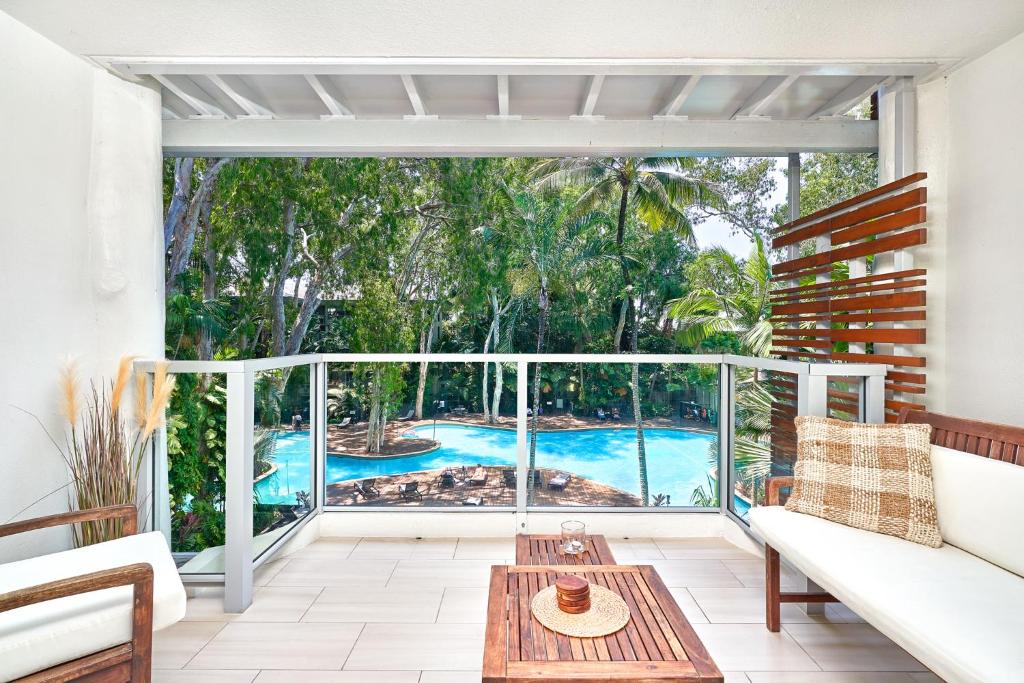 Visual Reference: Luxury 2 Bed Palm Cove Unit Pool Ocean Views From