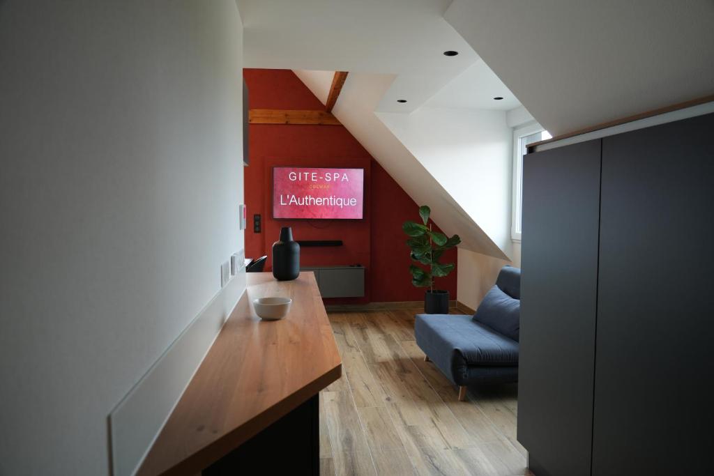 TV a/nebo společenská místnost v ubytování Gite Spa L'Atelier Emile - Spa Privatif - 5 min COLMAR