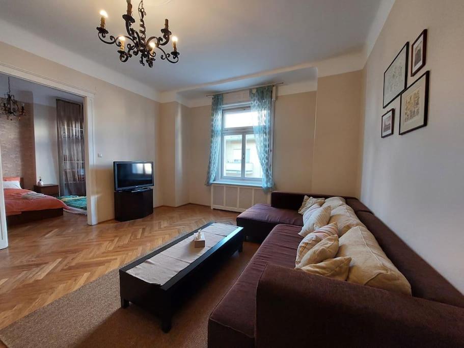 salon z kanapą i stolikiem kawowym w obiekcie Terrific Tátra Apartment w Budapeszcie