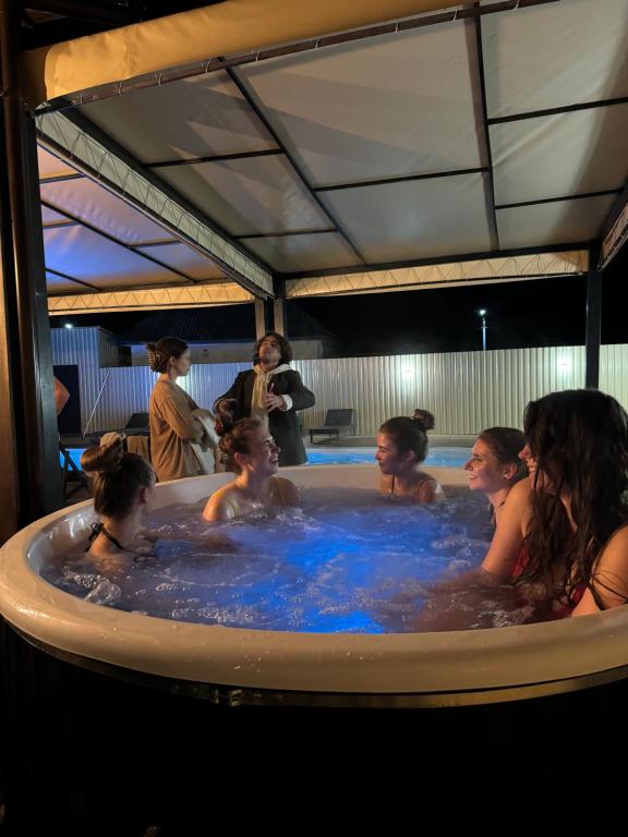 un grupo de personas en una bañera de hidromasaje en Old School Villa, en Gnedin