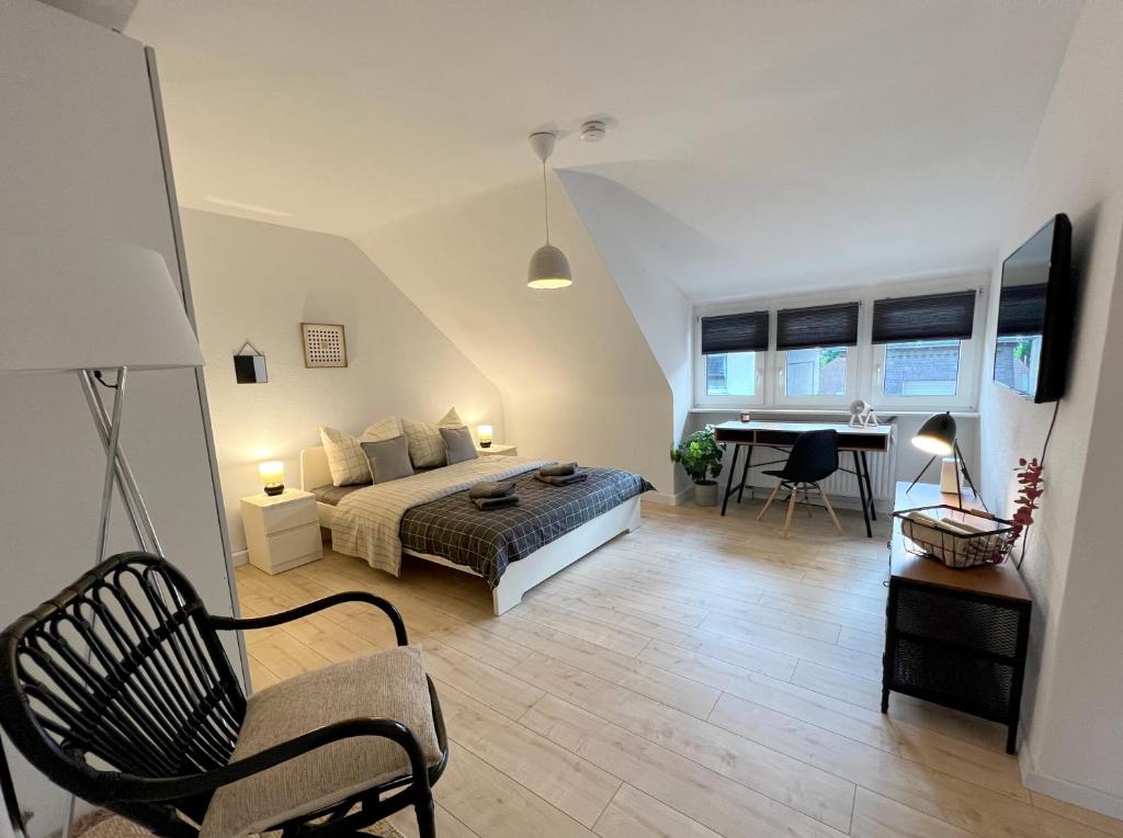 Schlafzimmer mit einem Bett, einem Schreibtisch und einem Stuhl in der Unterkunft Komfortable und gemütliche Wohnung mit 2 SZ in Mönchengladbach