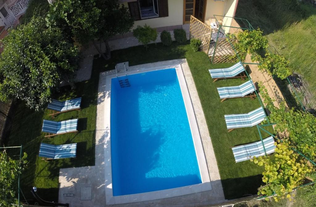 Bazén v ubytovaní Apartments Lara - Split Croatia alebo v jeho blízkosti