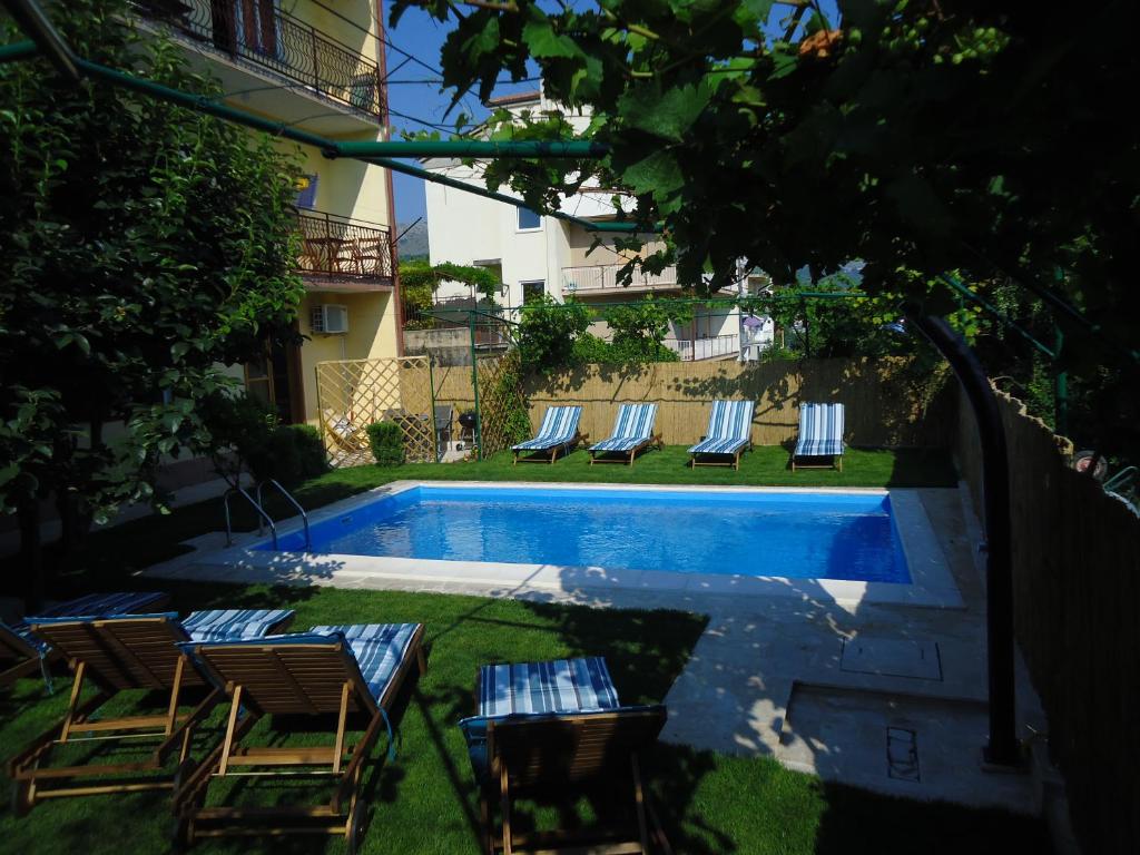 Bazén v ubytovaní Apartments Lara - Split Croatia alebo v jeho blízkosti