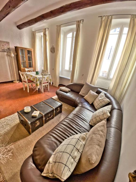 un salon avec un canapé en cuir et une table dans l'établissement Vieux-Port : Appartement Cozy, Calme et Pratique, à Marseille