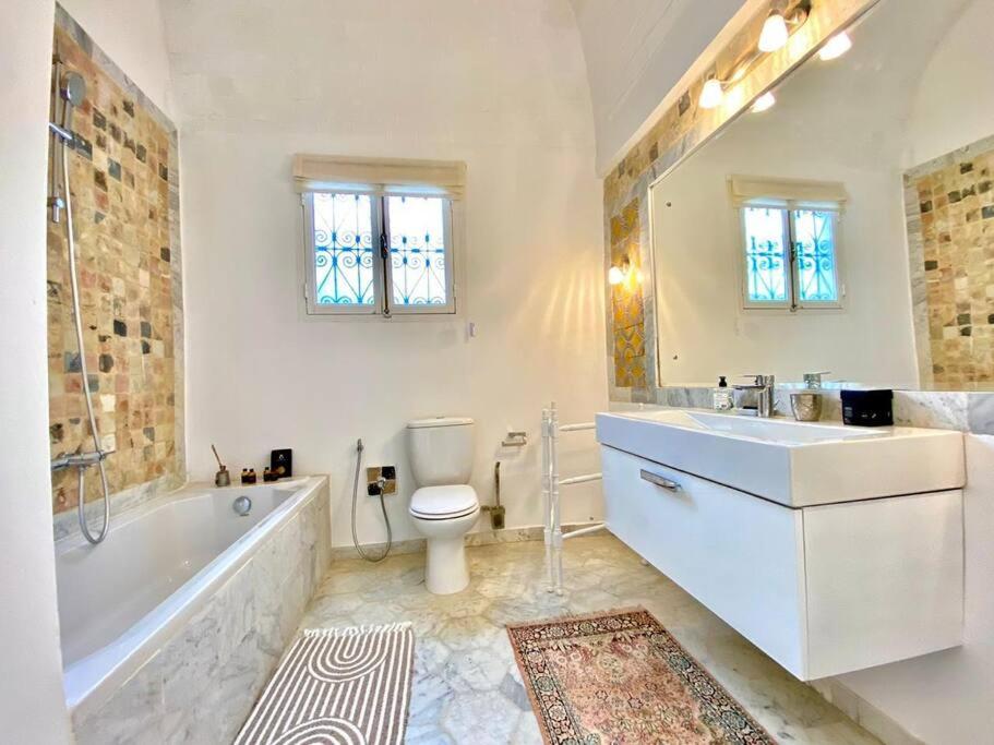 Koupelna v ubytování Lella Kmar B&B avec piscine Sidi Bou Said