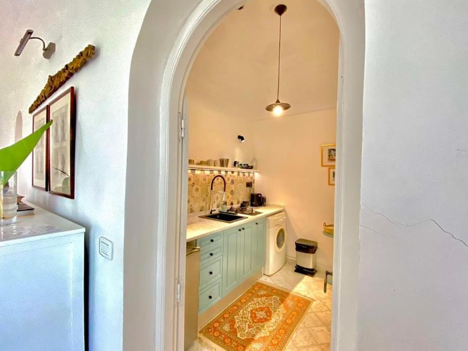Kuchyň nebo kuchyňský kout v ubytování Lella Kmar B&B avec piscine Sidi Bou Said