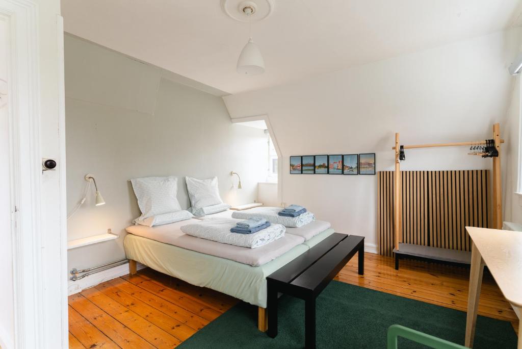 ein Schlafzimmer mit einem Bett mit weißer Bettwäsche und einem Heizkörper in der Unterkunft Quiet apartment in Kopenhagen