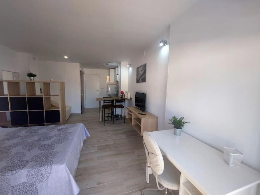Una sala de estar con una cama y un comedor. en Mariana Home, en Benalmádena