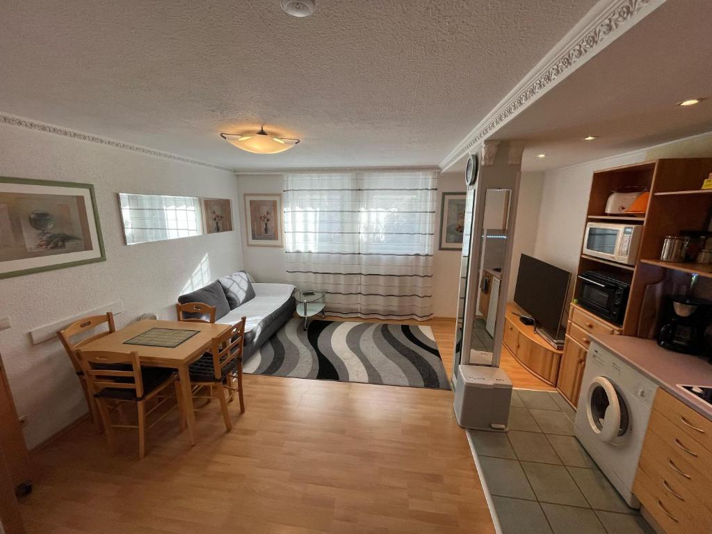 ein Wohnzimmer mit einem Sofa und einem Tisch in der Unterkunft Ruhige geräumige Wohnung in Pforzheim